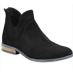 BORN Arula Black Suede Side Zip Ankle Boot Size 7/38